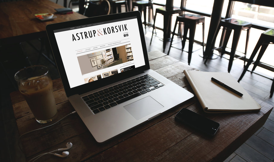 Astrup og Korsvik website set på skærm
